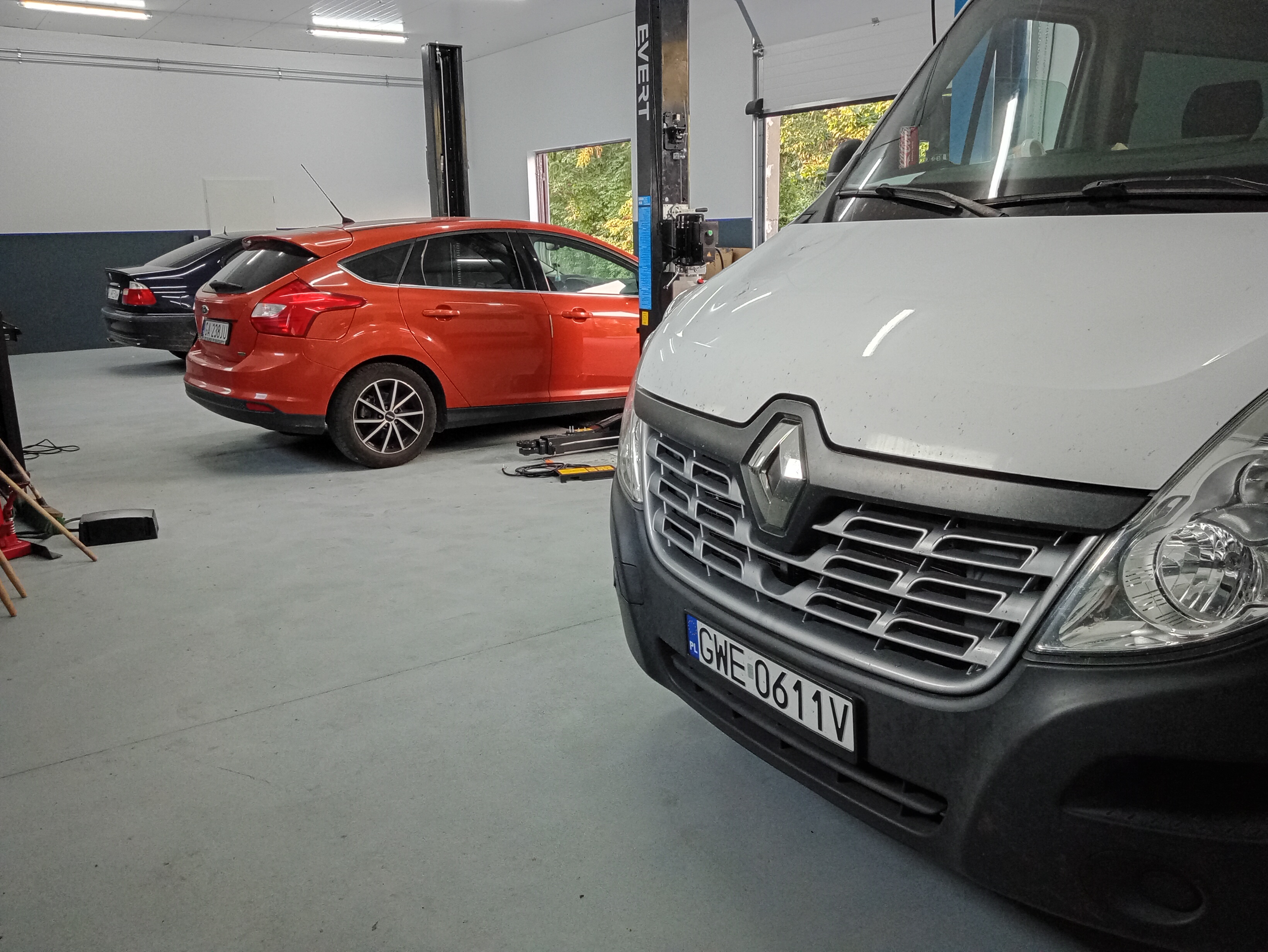 Mechanik pracujący przy silniku