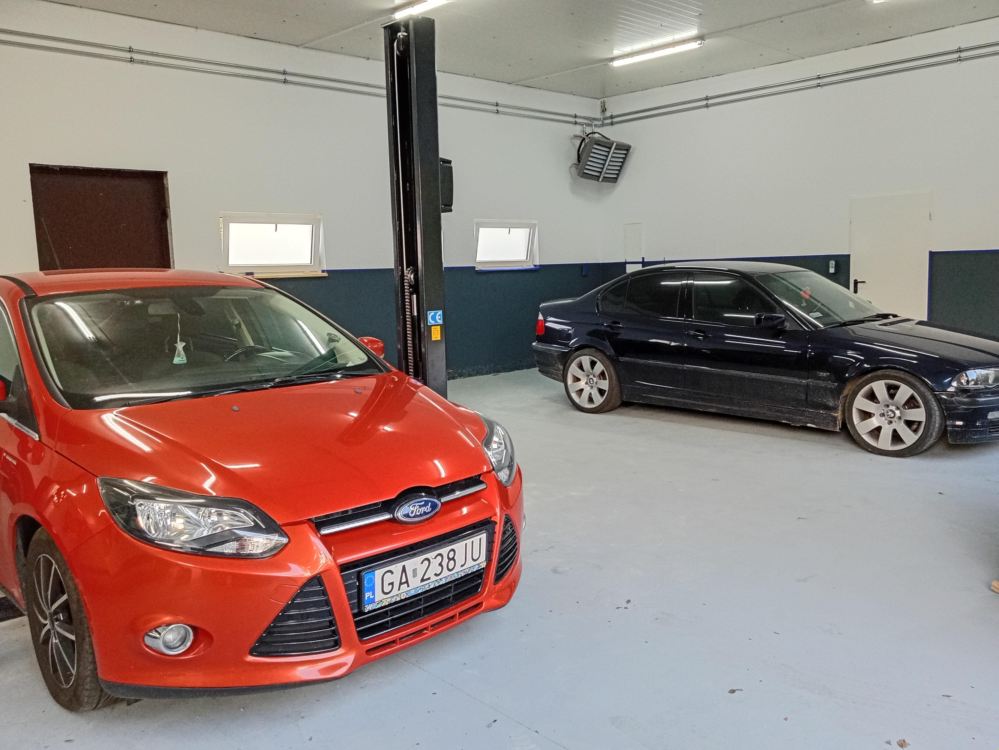 Warsztat samochodowy Mechanik Tuchom w tle